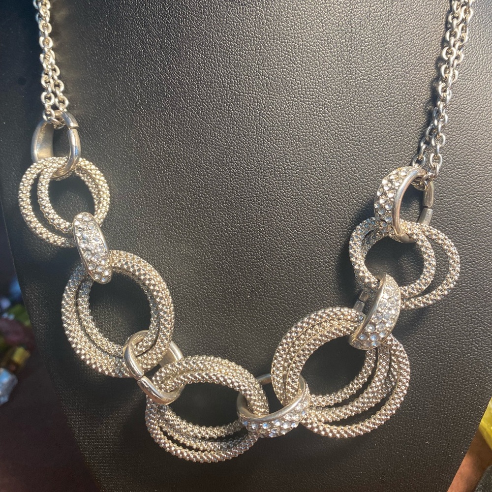 Silvertone chunky necklace